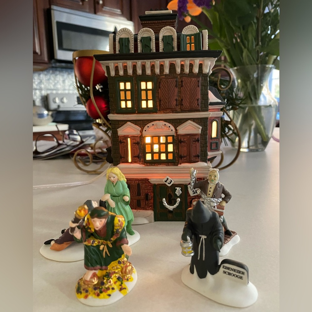 Vintage 1989 Department 56 The Flat of Ebenezer Scrooge with 4 Figurines